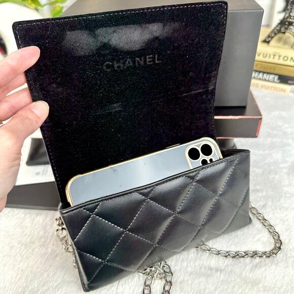 Chanel black leather Sunglass case crossbody bag with chain - Picture 16 of 16